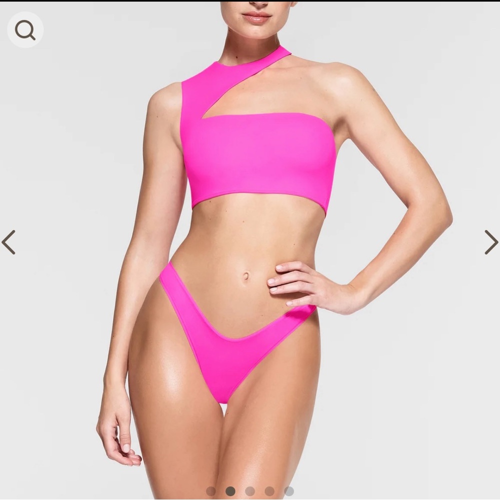 Skims one shoulder crop